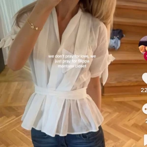 Blus från Zara strlk S - En vit blus ifrån Zara. Säljer för 250kr. Fint skick. 