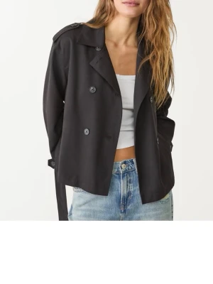  svart trenchcoat - Stradivarius  - Super fin trenchcoat, använts få gånger och perfekt till våren. 