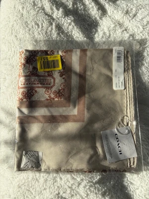 Scarf från Coach - Scarf från Coach i silke. Helt ny i oöppnad förpackning. Köpt på Zalando. Swish går bra, köpare står för frakt. 