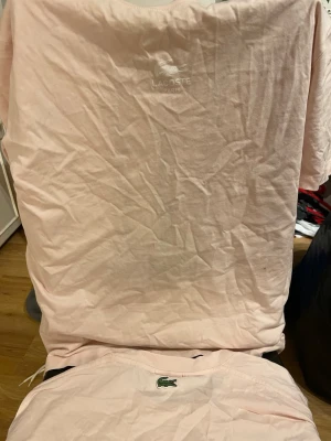 Ljusrosa Lacoste t-shirt i bomull - 2sr rosa Lacoste tröjor en är storlek medium en är storlek large