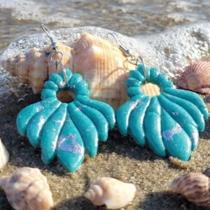 Örhängen i Polymerclay "turkos med silverflagor" - "Löv turkos med silverflagor" Ca 4x3 cm Handgjorda örhängen i Polymerclay. Härdade i ugn. Alla smyckesdelar är i äkta silver,  guldpläterat eller rostfritt stål. Ett lätt material som inte tynger ner öronen. Allergivänligt ❤️