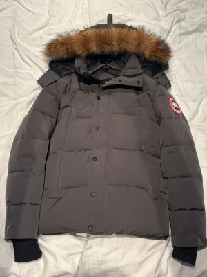 Grå dunjacka från Canada Goose - CANADA GOOSE JACKA använt runt 5 gånger på vintern, kom gärna med bud