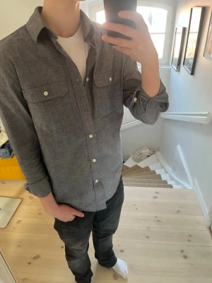 Skjorta med bröstfickor  - Skjorta från grandpa, den har typ grå/blå färg, storlek S och jag är 180, sitter bra på mig, köpt för 1400 och säljs inte längre, skriv vid frågor!