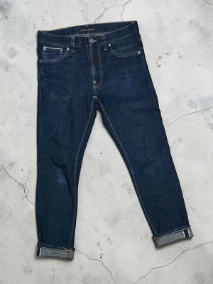 Nudie Selvedge - Säljer dessa Nudie Selvedges knappt är använda! Dom har stor potential för feta fades🔥Storlek: W30 L30 Modell: Lean Dean Dry True Selvage                     Tveka inte på att höra av dig om du har frågor eller vill ha fler bilder😁