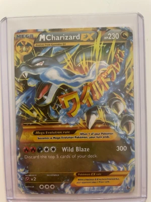 Pokémonkort Mega Charizard EX - Säljer ett samlarkort, Mega Charizard EX från Pokémon. Kortet har en färgstark design med blå, gul och orange illustration av Charizard och japansk text. Kortet är inplastat i ett skyddsfodral och har attacken Wild Blaze. Perfekt för dig som gillar Pokémonkort!