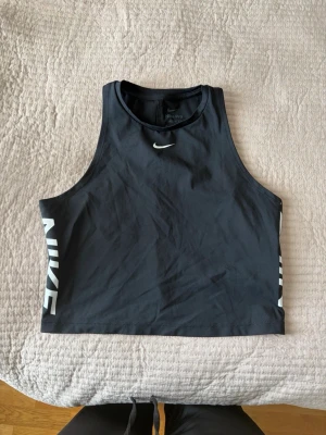 Svart croppad linnetopp från Nike - Croppad linne från Nike som tyvärr inte kommer till användning längre. 