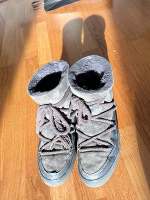 Inuikis - Säljer mina inuikis. Mycket bra skick! En defekt där framme.