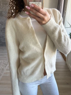 Krämvit fluffig kofta ifrån samsoe samsoe - Mysig krämvit kofta ifrån samsoe samsoe💕