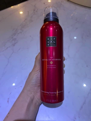 Rituals The Ritual of Ayurveda duschskum - Lyxigt duschskum från Rituals i serien The Ritual of Ayurveda. Innehåller indisk ros och söt mandelolja för en harmoniserande duschupplevelse. Volym: 200 ml. Nypris 129 kr