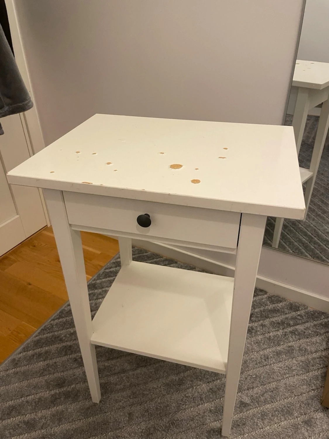 Vitt sängbord med låda och hylla - 2