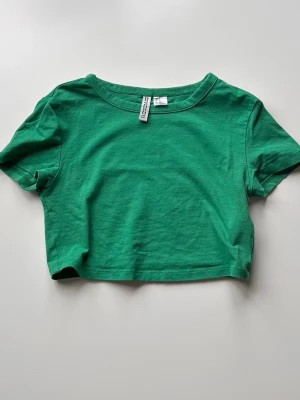 Cropped tshirt - T-shirt från hm 