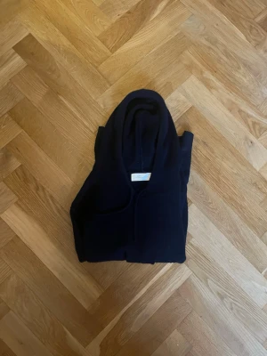 Mörkblå Merino Kashmir hoodie - Säljer mörkblå hoodie i Kashmir och merinoull, riktigt skön är bara för liten för mig, köpte den för 900kr perfekt skick.