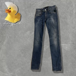 Replay anbass jeans - Säljer dessa replay jeans i modellen anbass. Jätte sköna. Storlek w28/l32. Passar mig bra som är 177cm lång. Pris kan diskuteras