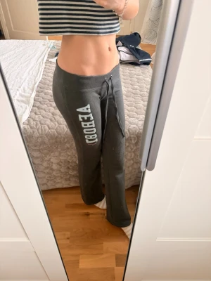 Mörkgrå mjukisbyxor från AEROPOSTALE - Säljer ett par mörkgrå mjukisbyxor från AEROPOSTALE med ljusblå logga längs benet💞byxorna är boot cut och low waist, samt stretchiga💞innerbenslängd:81,5cm.   Waist:77cm (är som sagt stretchiga så går ända ut till ca 79 cm) Är xs storlek men hade passat S också. Köpta i New York och använda ett fåtal gånger💞💞