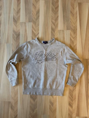 Ralph lauren Tröja  - Säljer nu denna feta grå Ralph lauren tröja som är i nyskick och sitter bra på dig som har storlek 14-16 eller motsvarande XS⭐️Skriv till mig om ni har några som helst frågor eller funderingar!🍾