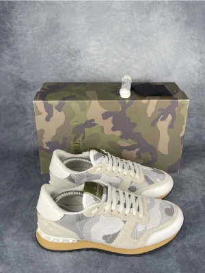 Valentino Rockrunners - Skick: 9/10, inga defekter. | Ingår: Skor, Box, Kort, Extrasnören. | Nypris: +- 7000 SEK.