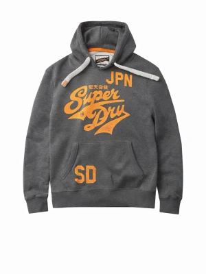 Grå Superdry hoodie med tryck - Nypris runt 600kr. Mörkgrå hoodie från Superdry med stor orange logga och japanska tecken på bröstet. Klassisk känguruficka framtill, huva med vita snören och ribbade muddar. Perfekt för en avslappnad streetwear-look.