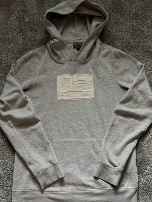 Ralph Lauren Hoodie - Unik Ralph Lauren hoodie i riktigt bra skick. Sliten flagg design och bra kvalitet. Storlek M men passar även S! 