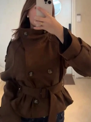  trenchcoat  - Säljer en skit snygg trench coat i färgen Brown från Dóra Collectives, som inte finns längre på deras hemsida. Endast använd en gång, precis som ny.  Storlek M.   