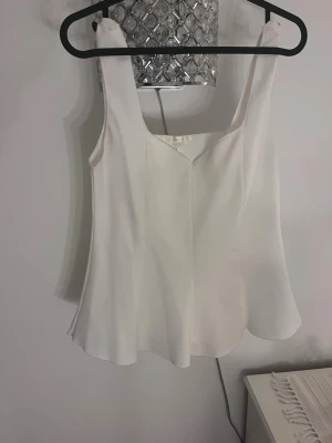 Peplumtopp Gina Tricot - Supersöt topp från Gina Tricot 14+ kollektionen, storlek M men skulle säga att det motsvarar en S 💝💝skriv vid frågor!