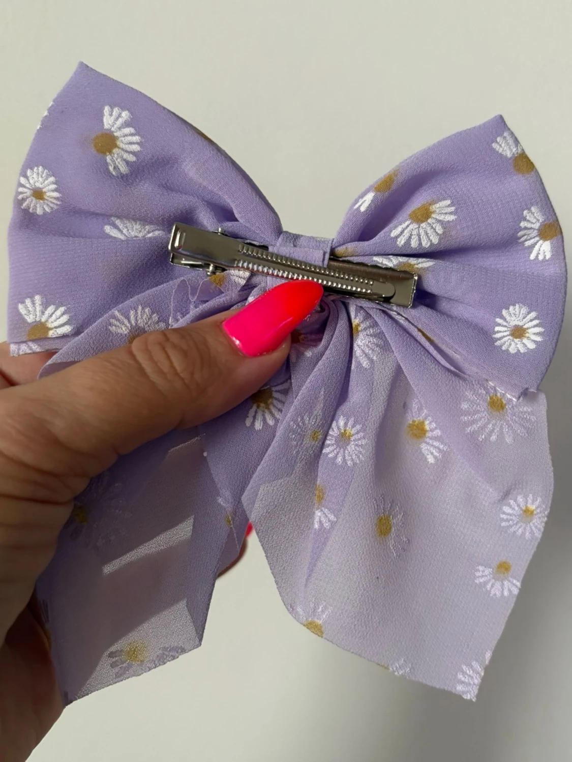 Ljuslila hårrosett med prästkragar - 1