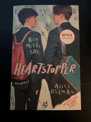 Heartstopper Vol 1 av Alice Oseman (TV Version) - Heartstopper är en grafisk novell skriven och ritad av Alice Oseman. Boken handlar om två killar som träffar varandra genom skolan och blir kära, och fördjupar sig i teman så som psykisk ohälsa, mobbning, och homofobi. Denna versionen av boken har även bitar av manuset från TV-serien. Boken är på engelska.