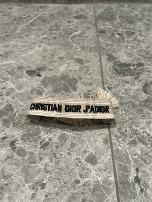 Dior Armband - Fint armband, passar alla möjliga outfits. Skickas samma dag!
