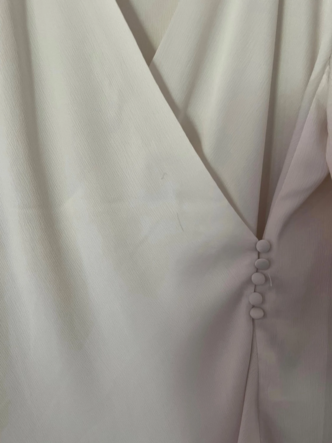 Vit blus med knappar - 2