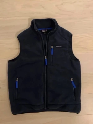 Patagonia fleece väst  - Helt ny med tags kvar. Storlek M kan passa L också m. Blå, hör av dig innan köp för mer bilder och info! 