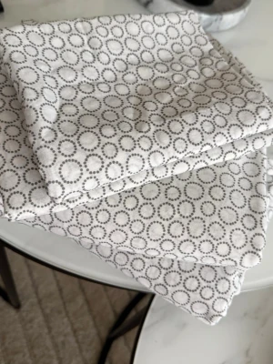 Påslakan  - Säljer två fina påslakan med matchande örngott till enkelsäng. Fräscha och i fint skick – perfekta för att ge sovrummet en snabb uppfräschning.