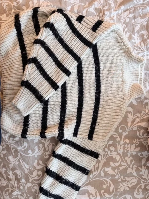 Svart/vit stickadtröja  - Stickadtörja med krage 