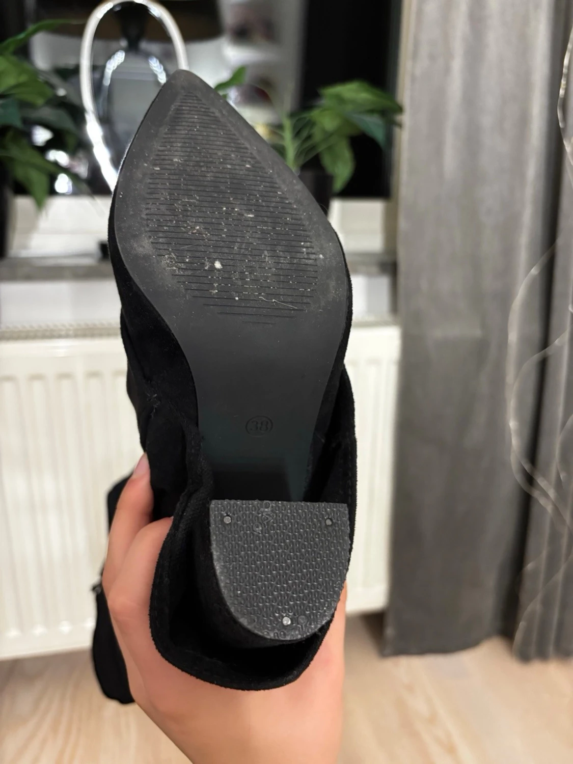 Svarta mockastövlar med gulddetalj - 3