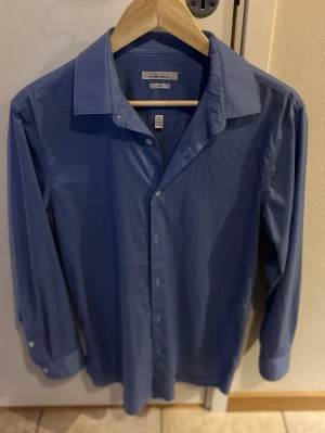 Ljusblå skjorta  - Ljusblå kjorta i storlek medium från amerikanska märket Perry Ellis, nypris 1400. Passar perfekt inför våren och kommande sommar!🔥😎