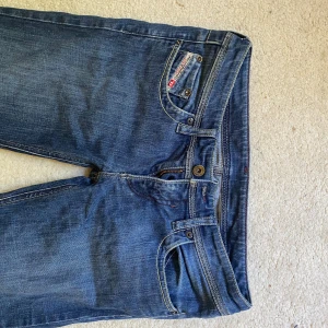 Blåa diesel jeans - Snygga blåa bootcut jeans feån Diesel. De är lågmidjade och har jätte snygga bakfickor💕