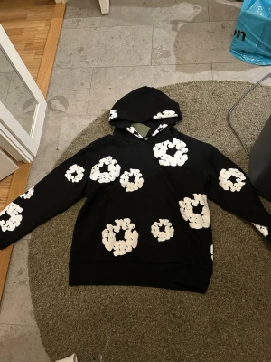 Svart denim tears hoodie - Säljer då den är stor i storlek och ej passar mig (passar för M) Skriv om byta mot ngt..