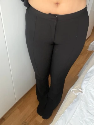 Svarta lågmidjade kostymbyxor  - Svarta lågmidjade kostymbyxor i bootcut modell, passar om man är under 160 cm 🤍 jag är 155 cm! 