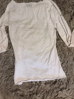 Vit långärmad t-shirt i bomull - Den är lite genomskinlig men fläckarna går bort!!
