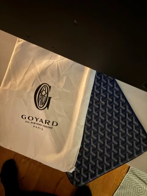 Datorfodrall  - Köpte den för några månader sen men passar ej inga av mina MacBook-datorer så säljer den lite snabbt bara har box allt me deb