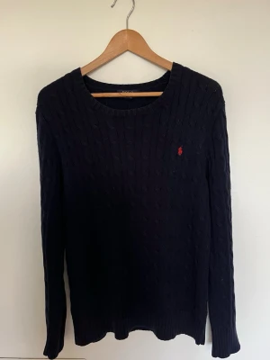 Ralph lauren cable nit - Säljer nu denna feta Ralph lauren cable nit i storlek Xl fast passar M. Tröjan är i grymt skick! Självklart äkta!  Nypris 2000 kr.  Hör av er vid fler frågor🙌