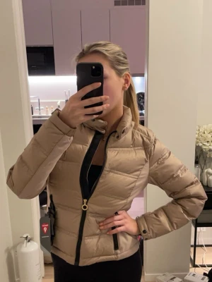 Goldbergh skidjacka - Skidjacka från goldbergh, aldrig använt:( strl 40 i jackan men det är extremt små storlekar !! Så jag som alltid vart xs/s passar den bra på! Skulle säga att det är en S.