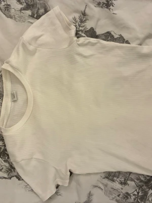 Vit t - shirt från Lindex - Super fin t shirt från lindes storlek 158-164 eller 12-14 years old. Perfekt nu till sommaren