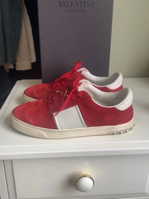 Valentino flycrews  - Säljer nu mina feta valentino flycrews, skorna är i fint skick men tyvärr så har en nit ramlat av, storlek 41 passar 42. Allt og följer med som box, dustbag och extra snören. Skriv privat vid frågor och funderingar. 