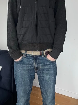 POLO RAULPH LAUREN CARDIGAN -  polo raulph lauren cardigan/ hybrid jacket                                  Jag är i 178 och den är en anning kort men väldigt bra passform man får plats med en tunnare tröja under utan problem skriv för mer info