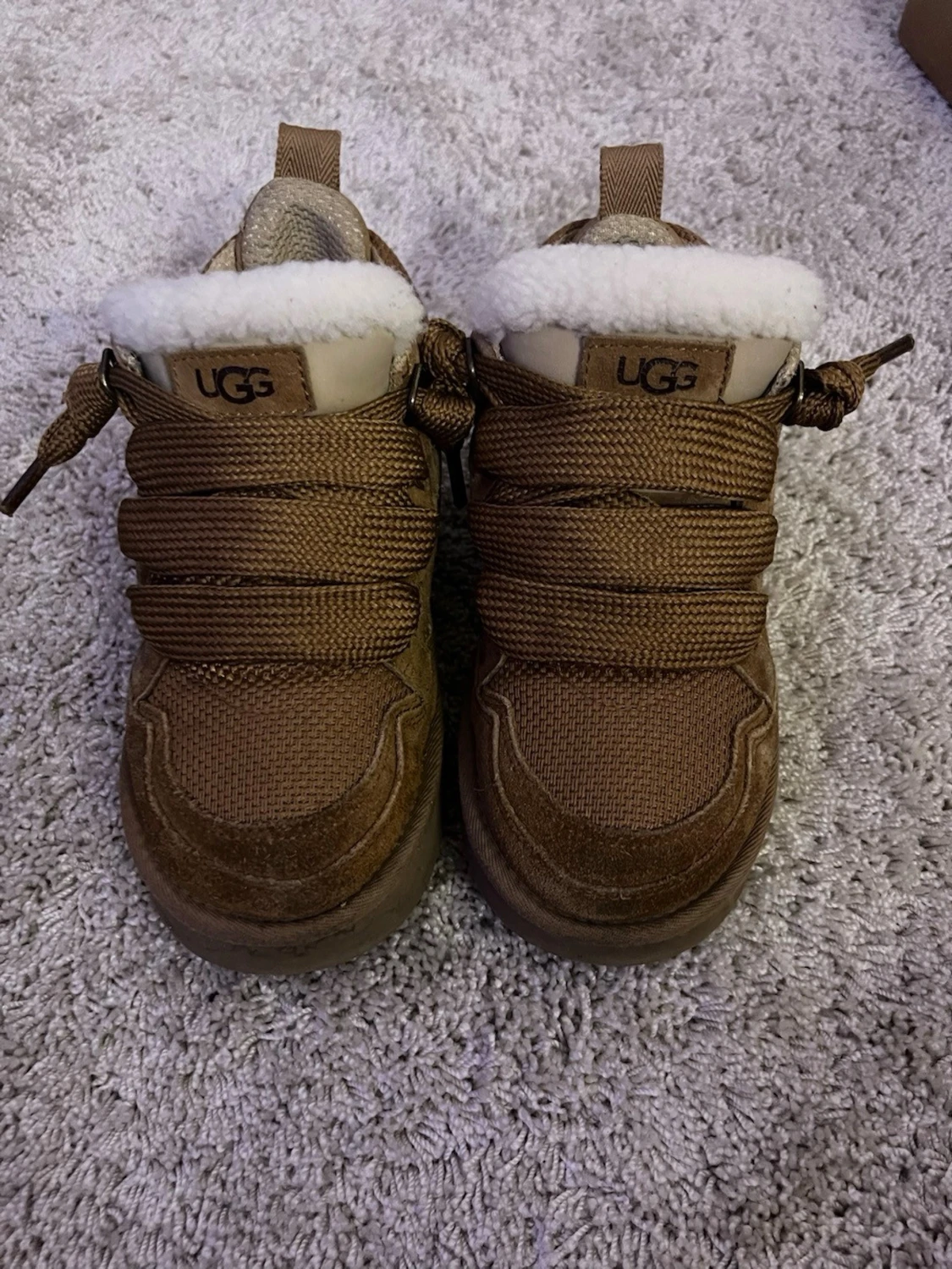 Bruna sneakers från UGG med fårull - 2
