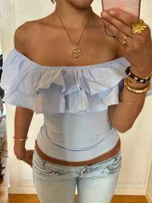 Offshoulder ljusblå volangtopp - Såå fin ljusblå Offshoulder volangtopp! Jag är 168 och det är mina bilder, köp via köp nu direkt eller Swish, kvar tills markerad som såld 💖 