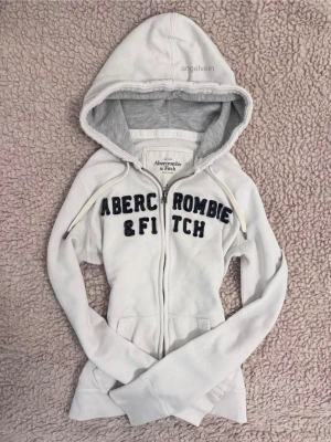 abercrombie & fitch graphic zip hoodie  - klassisk vit a&f luvtröja står m på lappen, men den passar s/m mått på sista bilderna