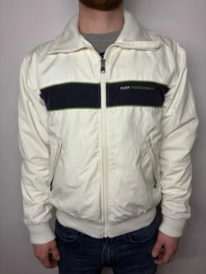 Jacka från Peak Performance  - Vit jacka från Peak performance med storleken S. Upplevs gulare på bild än verkligheten därav kan fler bilder lösas vit önskemål. Hör av er kring minsta fundering!