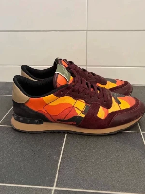 Valentino rockrunners  - Riktigt feta rockrunners med en unik färg. Skorna är i ganska bra skick och dom är riktigt stiliga. 