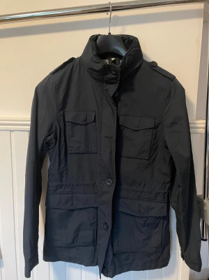 Field jacket mörkblå - Väldigt snygg field jacket i bra skick, Pris kan diskuteras vid snabb affär.