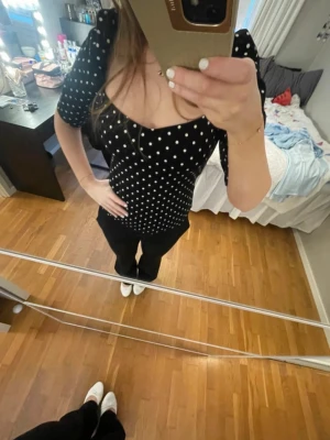 Svart prickig topp  - Snygg svart topp från H&M med vita prickar. 